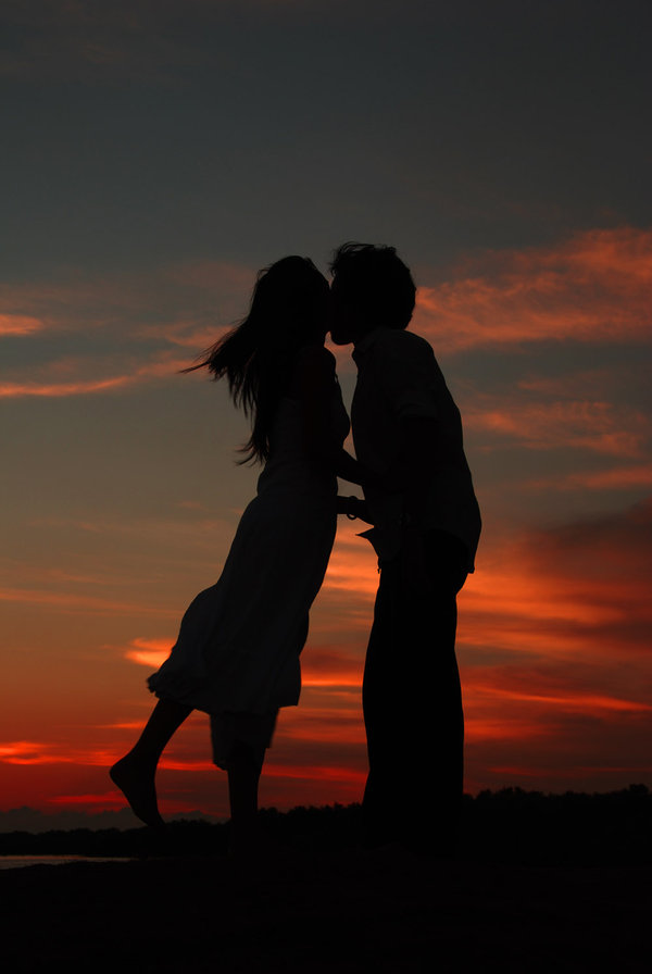 kissing_on_the_sunset_by_jei_hun.jpg